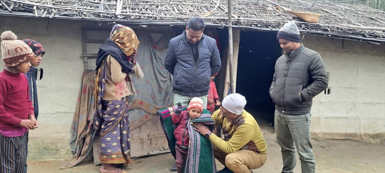 निसहायों के घर पहुंच कर बीडीओ ने बांटा कंबल