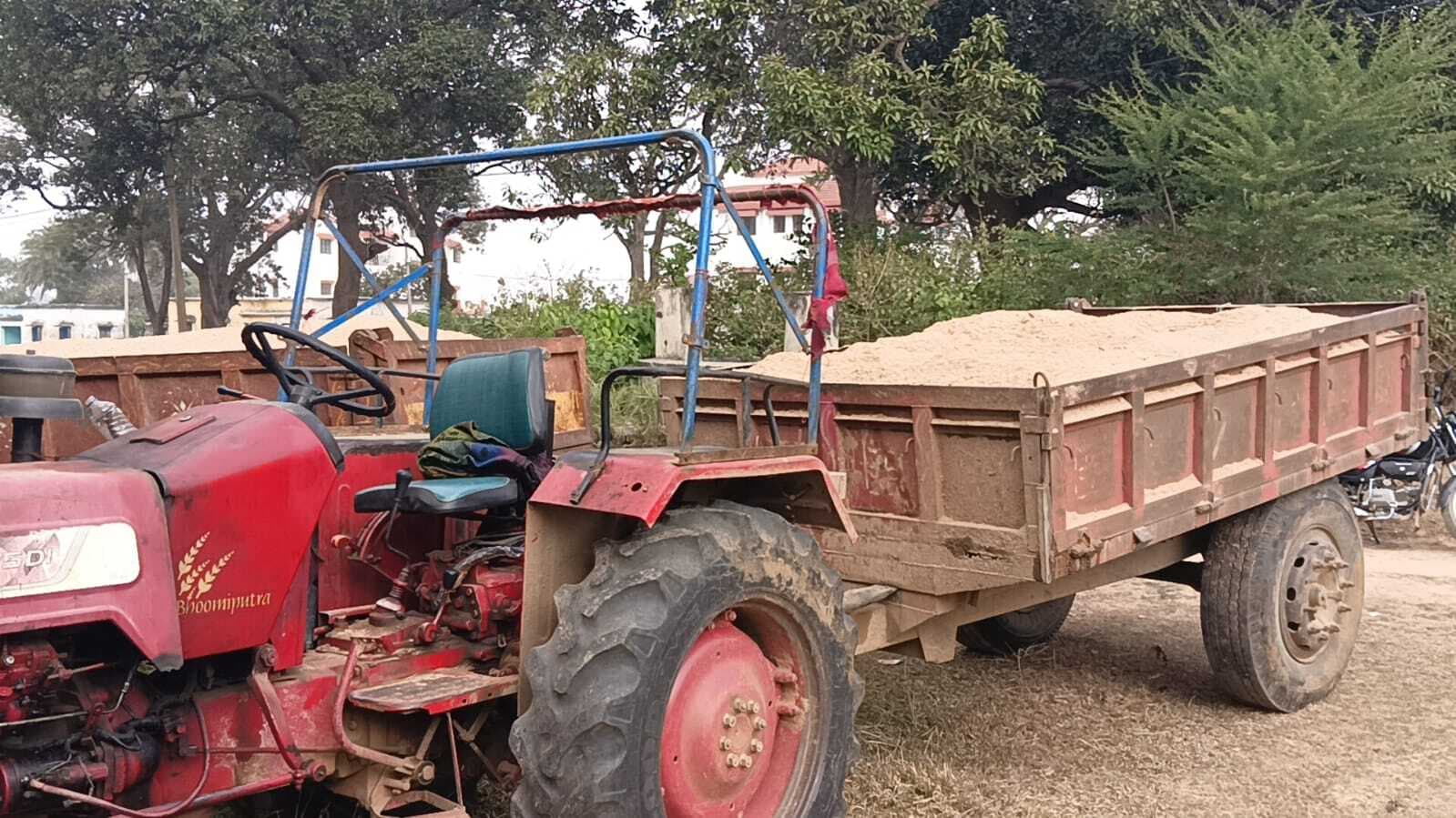 अवैध बालू उठाव करते ट्रैक्टर जब्त