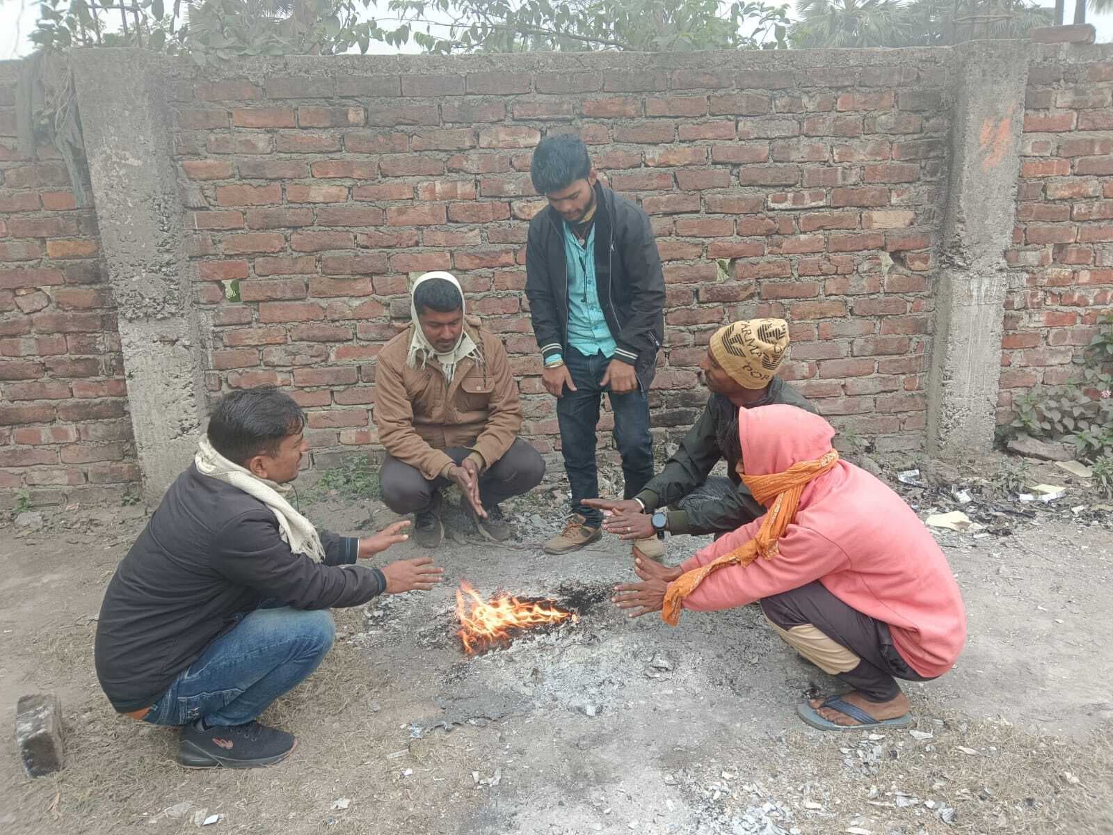 घने कोहरे ने धीमी की वाहनों की रफ्तार, बढ़ते ठंढ़ से जनजीवन पर लगा विराम