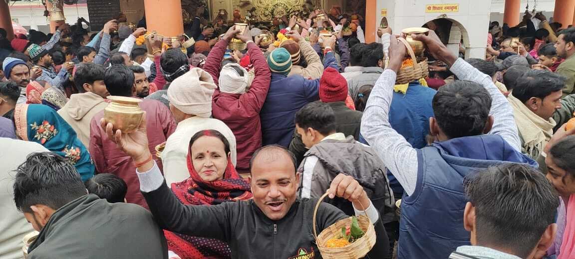 हर-हर महादेव के जयघोष से गूंजा सिंहेश्वर, लाखों श्रद्धालुओं ने किया बाबा का जलाभिषेक