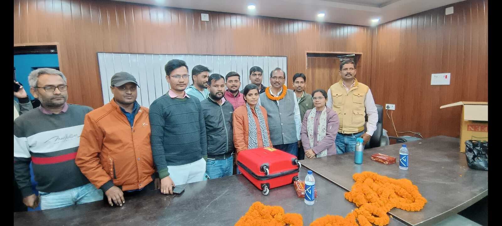 समारोह आयोजित कर सेवानिवृति सहायक प्रशासी पदाधिकारी को दी विदाई