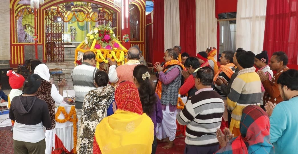 नववर्ष पर दुमका के मंदिरों में पूजा-पाठ, चर्चों में हुईं प्रार्थना सभाएं