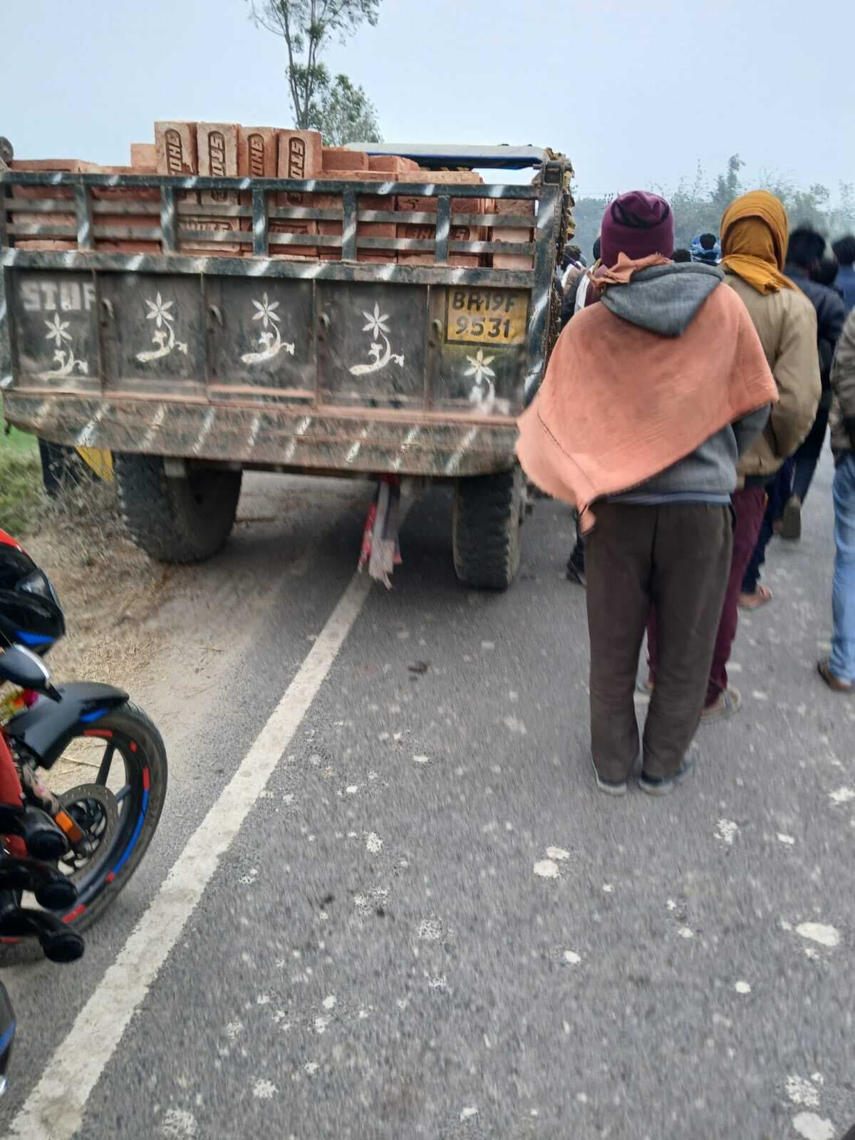 बाइक व ट्रैक्टर के आमने सामने की टक्कर में बाइक सवार युवक की मौत