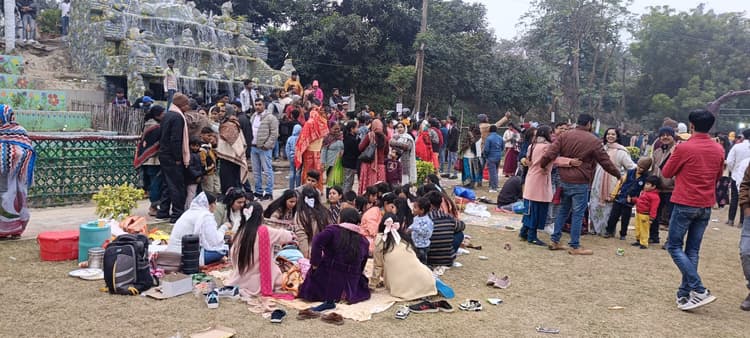 नये साल पर नरेंद्र उद्यान पार्क में घूमने व पिकनिक मनाने पहुंचे लोग