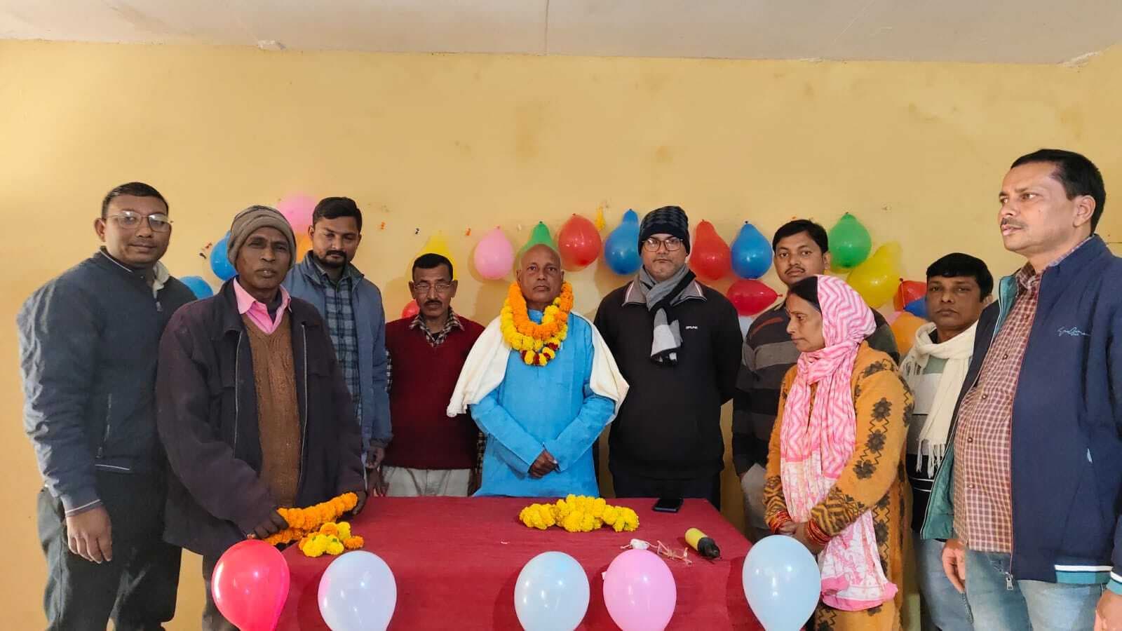 समारोह आयोजित कर सेवानिवृत्त पर प्रधानाध्यापक को दी विदाई