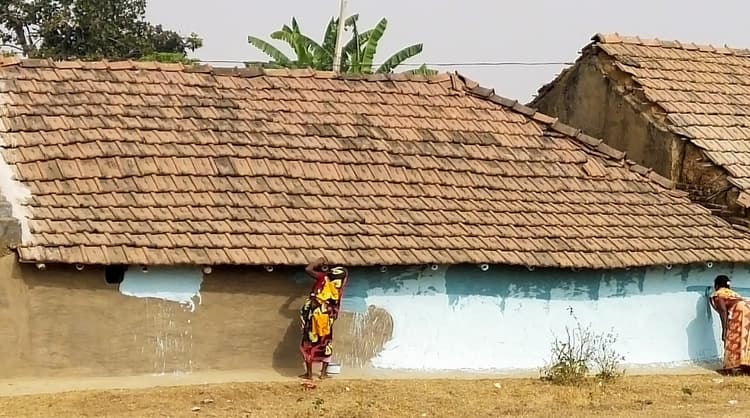 सोहराय पर्व को लेकर घरों की रंगाई-पुताई जुटे लोग