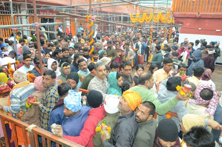 नववर्ष को लेकर बाबा मंदिर में उमड़ा श्रद्धालुओं का जनसैलाब, सवा दो लाख भक्तों ने किया जलार्पण