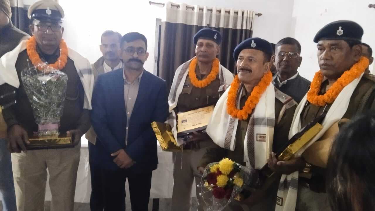 तीन एसआइ और दो हवलदार हुए सेवानिवृत्त, ग्रामीण एसपी ने की विदाई