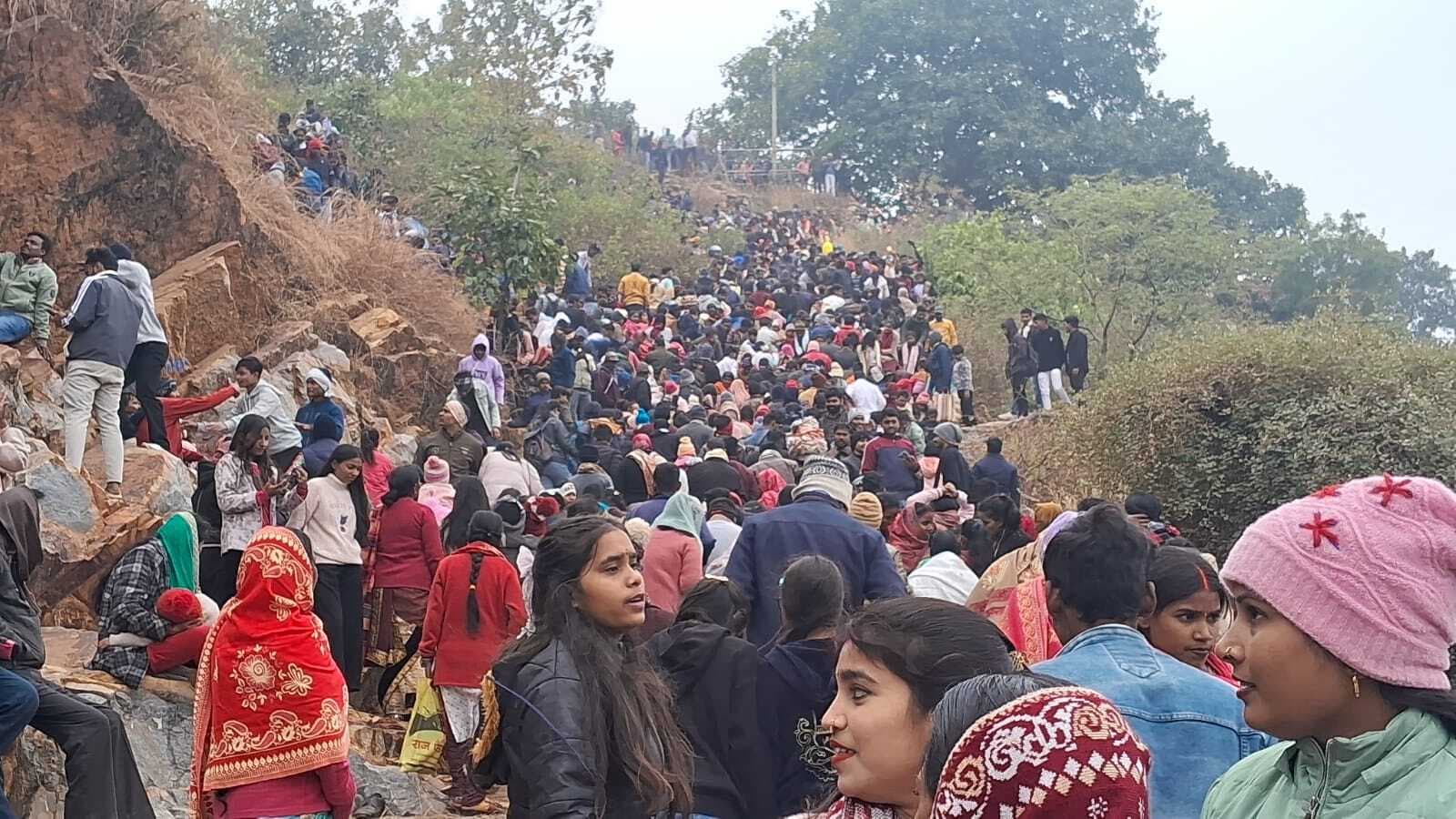 नव वर्ष के मौके पर काली पहाड़ी पर पिकनिक मनाने वालों की उमड़ी भीड़