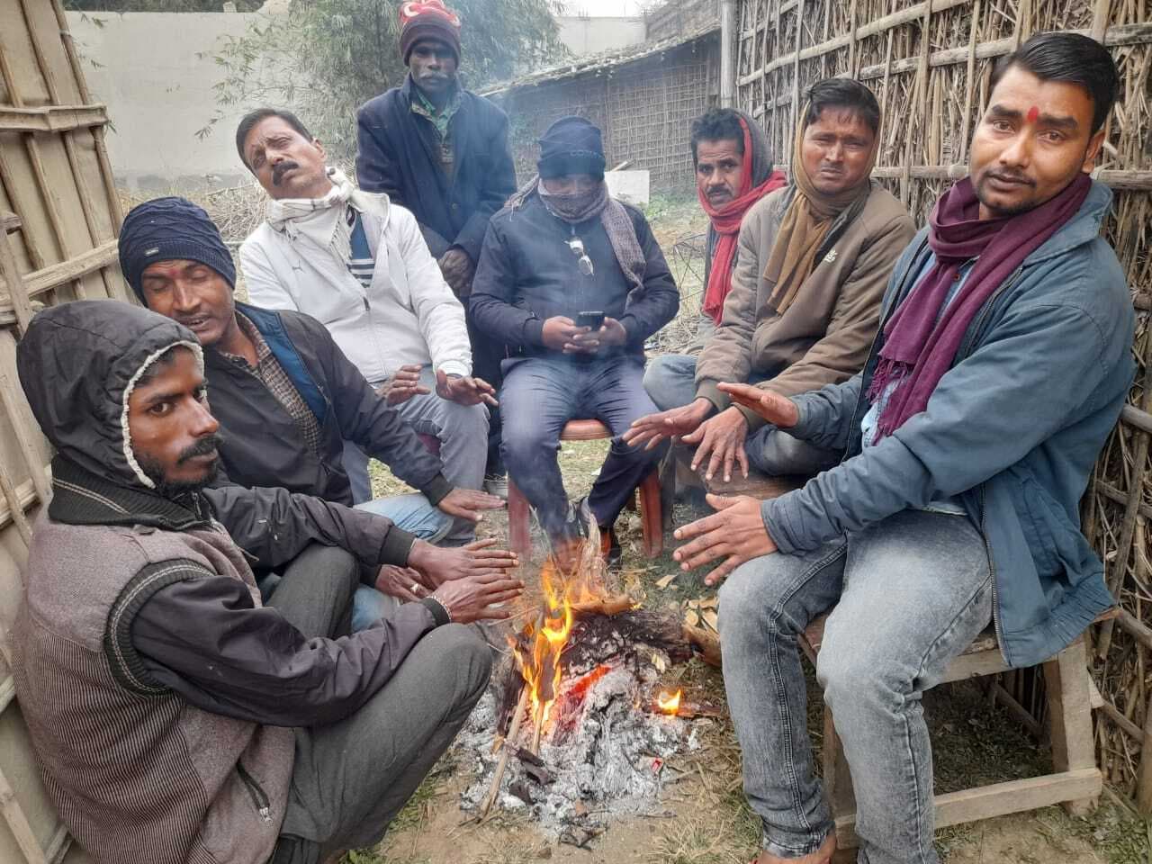 घने कोहरे ने रोकी वाहनों की रफ्तार, ठंड से कांप उठे लोग
