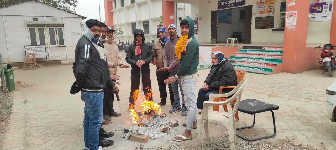 पछुआ हवा से गिरा तापमान, बढ़ी कनकनी, शाम होती ही सड़क पर पसरा सन्नाटा