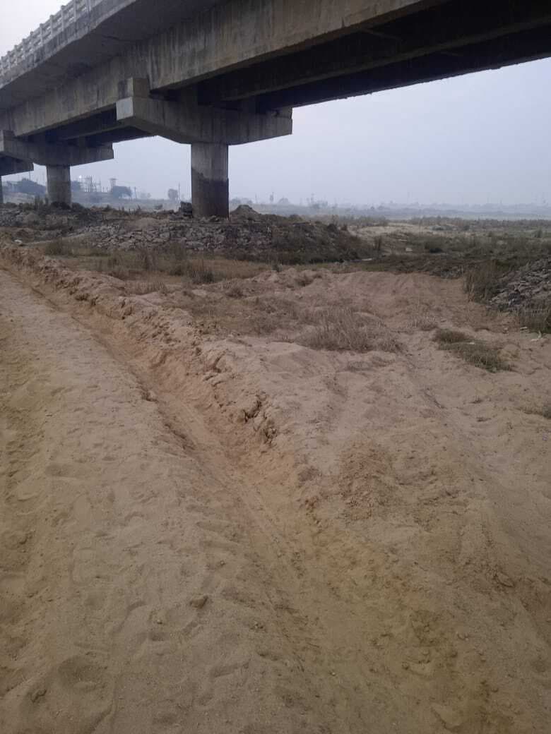Lakhisarai news : मलिया पुल के पास से हो रहा बालू का अवैध खनन