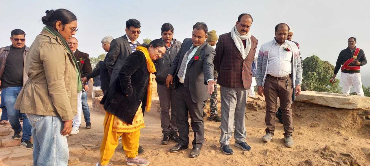 Lakhisarai news : प्रमंडलीय आयुक्त ने अधिकारियों संग अशोक धाम में की पूजा-अर्चना