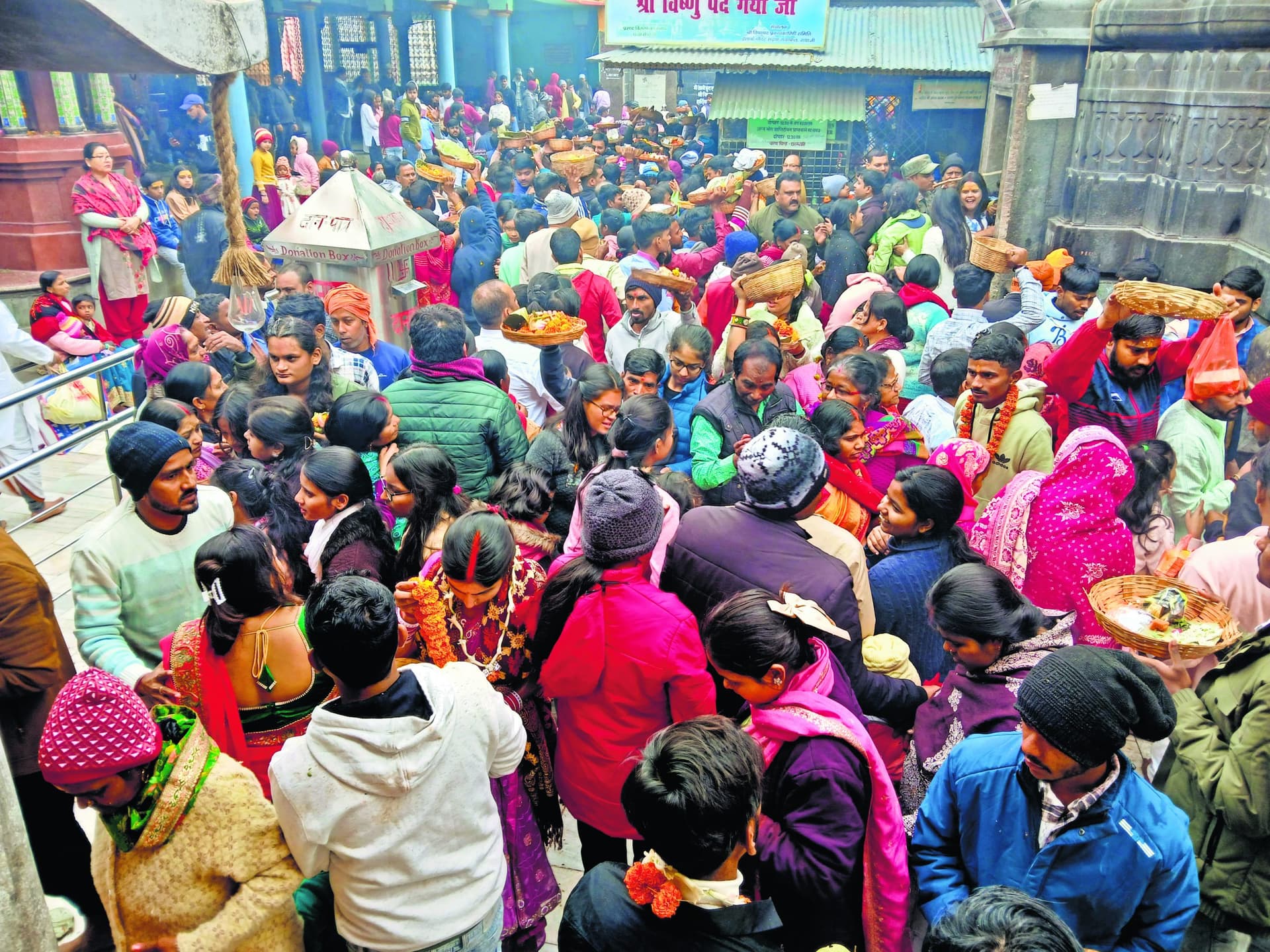 Gaya News : नववर्ष की शुभकामना के साथ मंदिरों में मांगा आशीष