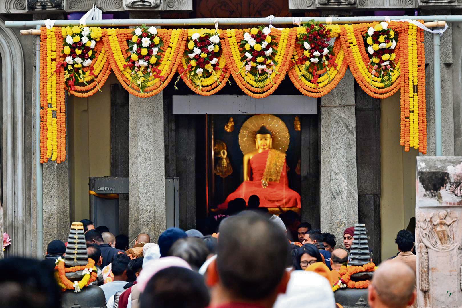 Gaya News : महाबोधि मंदिर में हजारों श्रद्धालुओं ने की पूजा-अर्चना