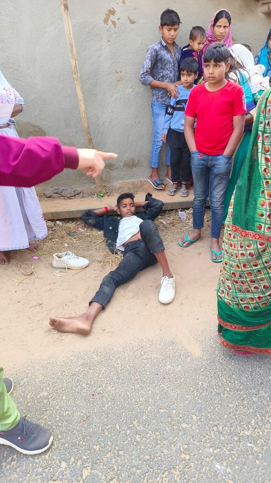 पिकअप के धक्के से बाइक सवार तीन लोग घायल