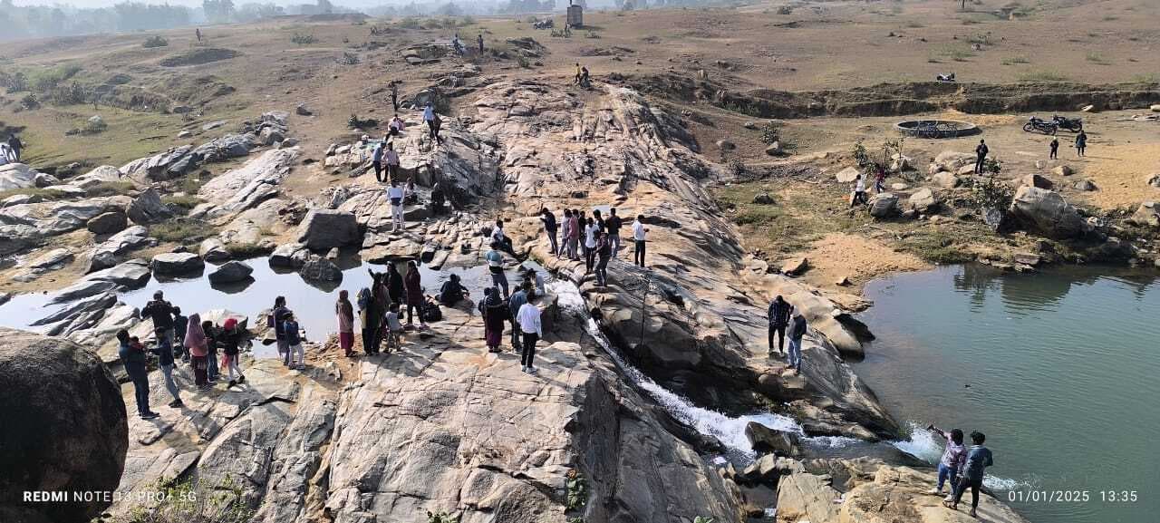 पर्यटन स्थलों में लोगों ने पिकनिक का उठाया लुत्फ