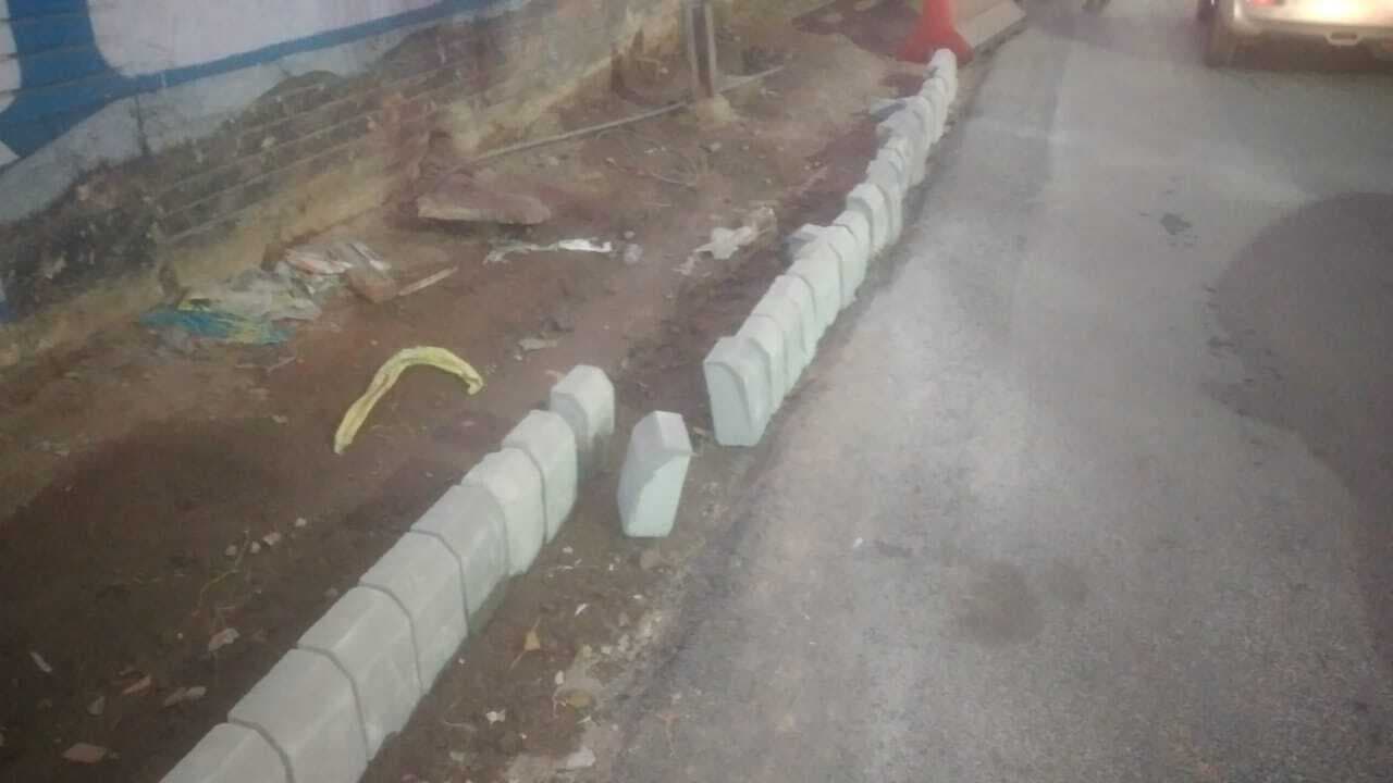 Jamshedpur news. सोनारी एयरपोर्ट से सटी सड़क की चौड़ाई कम करने पर स्थानीय लोगों का विरोध, काम रोका