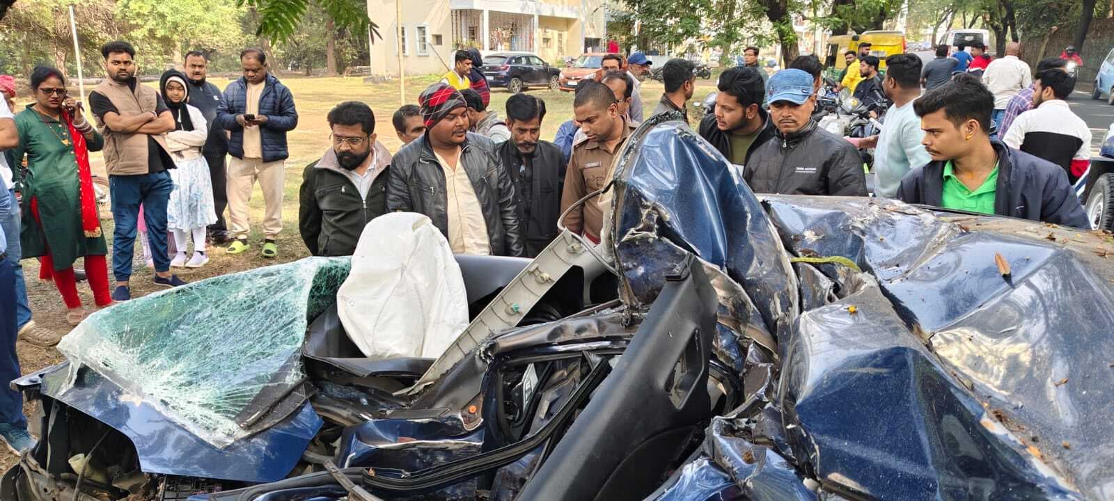 Jamshedpur News : कार के उड़े परखच्चे, दो दोस्तों की मौत, तीसरे के साथ हुआ चमत्कार