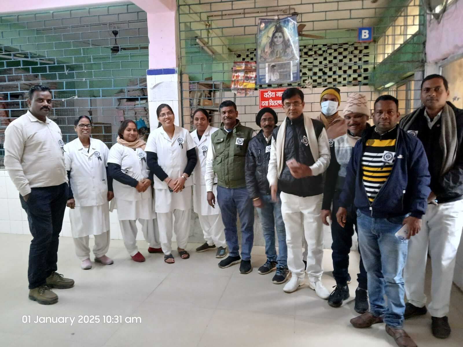 पुरानी पेंशन योजना की मांग पर स्वास्थ्यकर्मियों ने लगाया काला बिल्ला