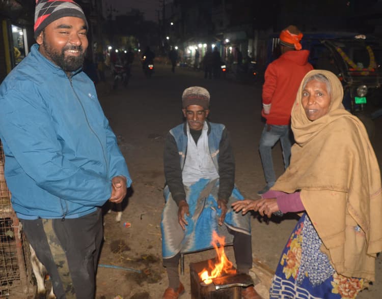 बर्फीली ठंडी हवा से कांपे लोग, दिन का तापमान छह डिग्री गिरा