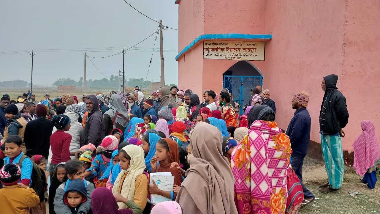 योगदान करने पहुंचे शिक्षक को ग्रामीणों ने विद्यालय में प्रवेश से रोका, विद्यालय में की तालाबंदी