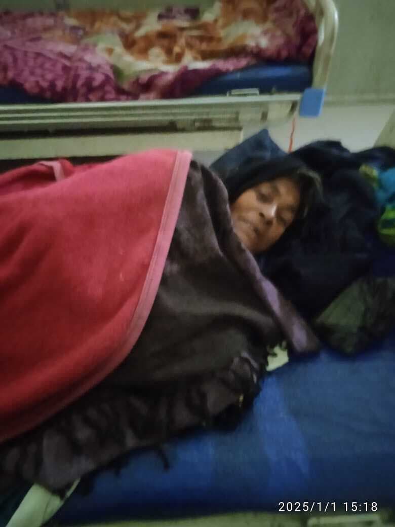 बंडल में कंबल, सदर अस्पताल में ठिठूर रहे हैं मरीज