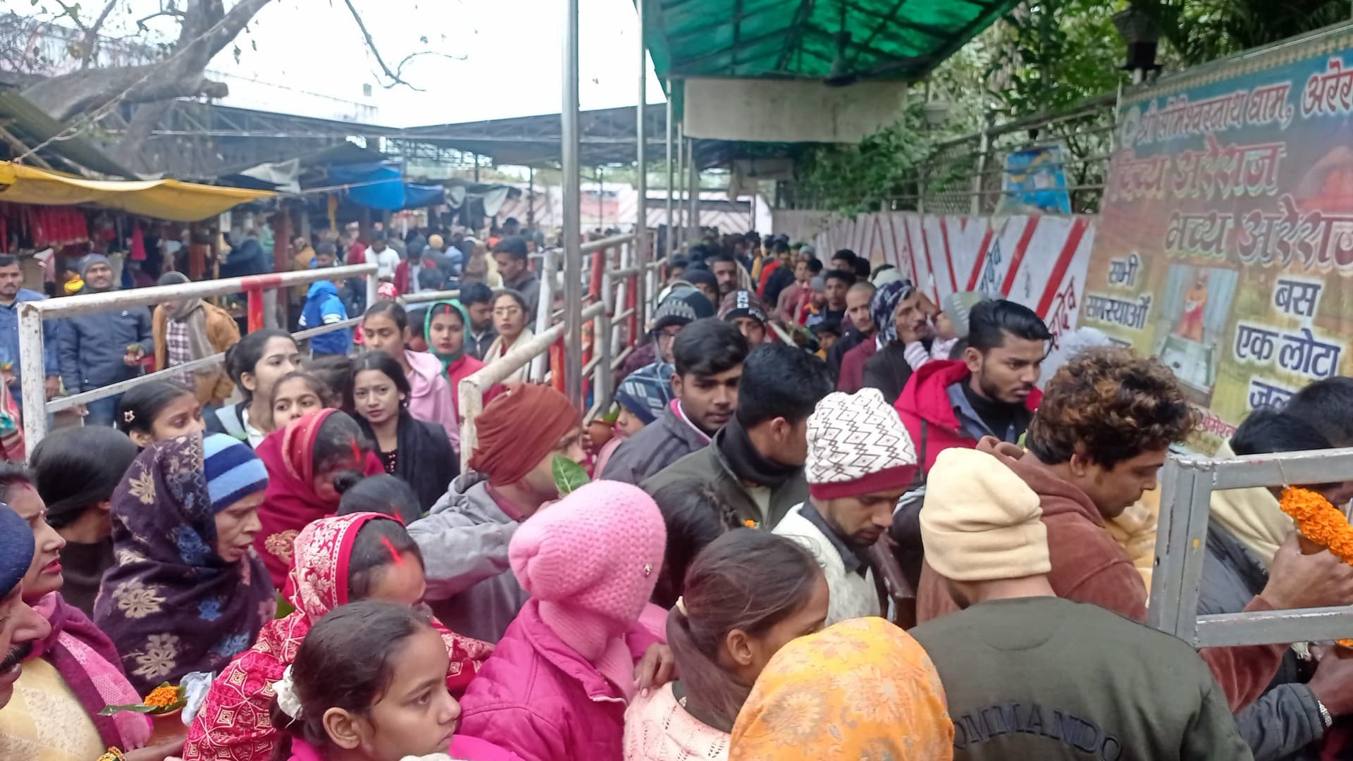 सोमेश्वरनाथ मंदिर में उमड़ी श्रद्धालुओं की भीड़