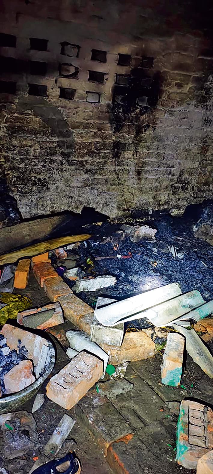 Gopalganj News  : सुरवाल में ईंट भट्ठा पर खाना बनाते समय गैस सिलिंडर में हुआ विस्फोट, एक दर्जन लोग झुलसे