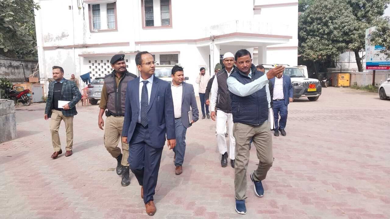 समय पर कार्यस्थल पहुंचकर जिम्मेदारी से काम करें अधिकारी व कर्मी : डीएम