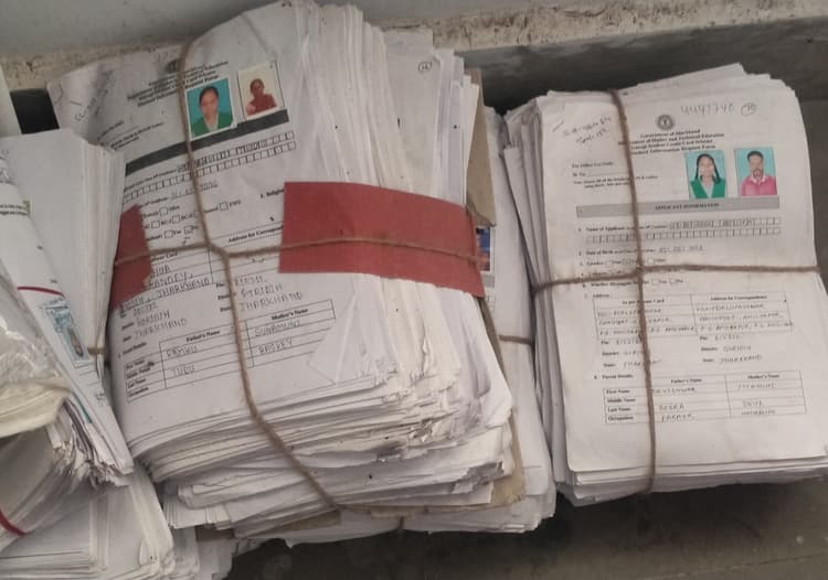 Giridih News: धूल फांक रहा गुरुजी स्टूडेंट क्रेडिट कार्ड का आवेदन