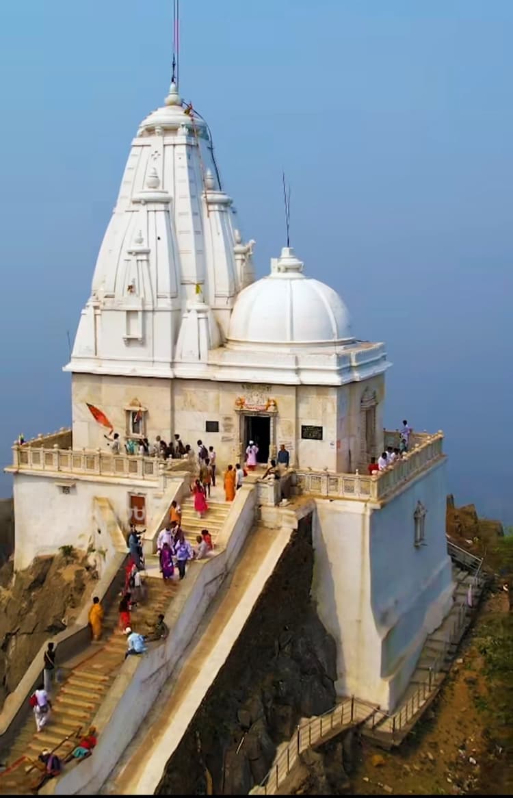 Giridih News :मधुबन में अनुष्ठानों के बीच नववर्ष का हुआ स्वागत, पारसनाथ पहुंचे श्रद्धालु