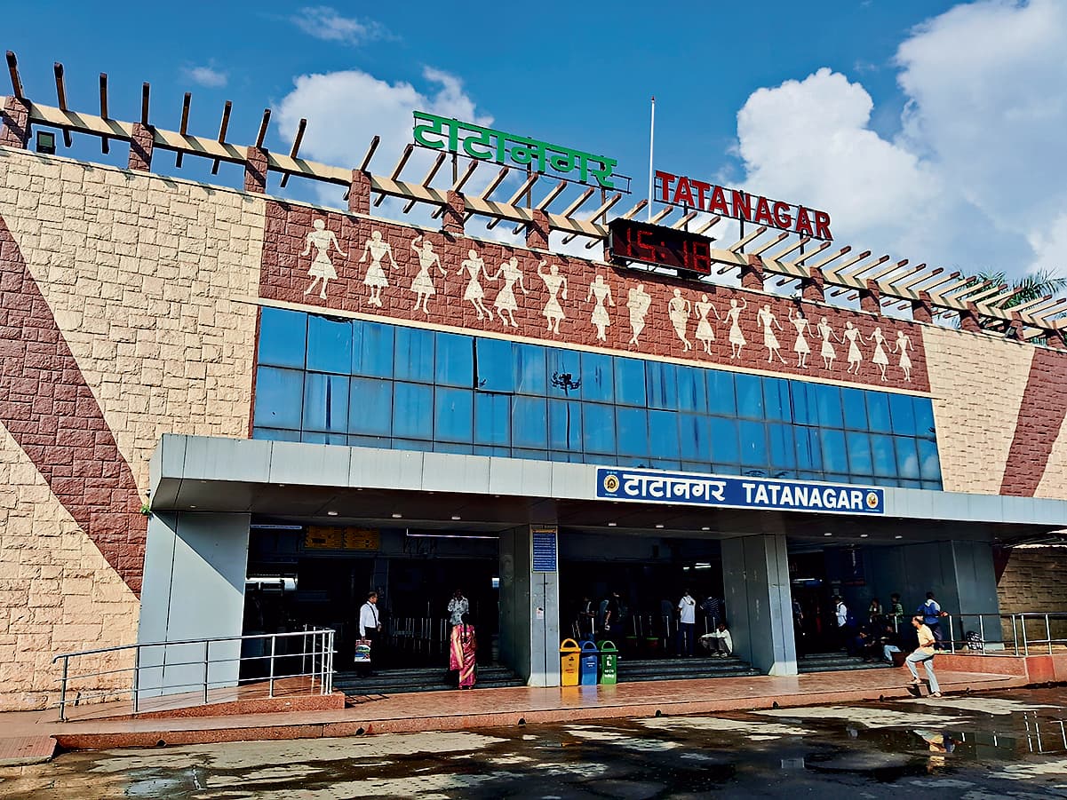 Jamshedpur news. नये टाइम टेबुल के कारण परेशान रहे यात्री, सूचना को लेकर मची रही अफरा-तफरी