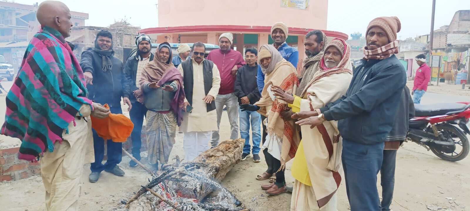 चौक-चौराहे जलाया गया अलाव
