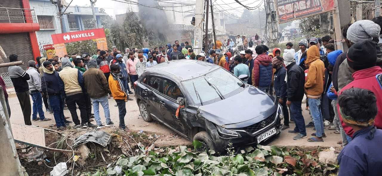 Madhubani News. कार ने तीन को कुचला, बच्चे की मौत