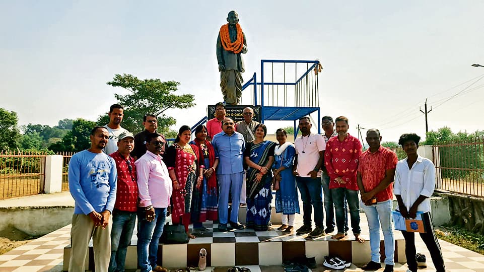 Sambalpur News: संबलपुरी भाषा साहित्य के पुरोधा गुरु सत्यनारायण बोहिदार को दी गयी श्रद्धांजलि