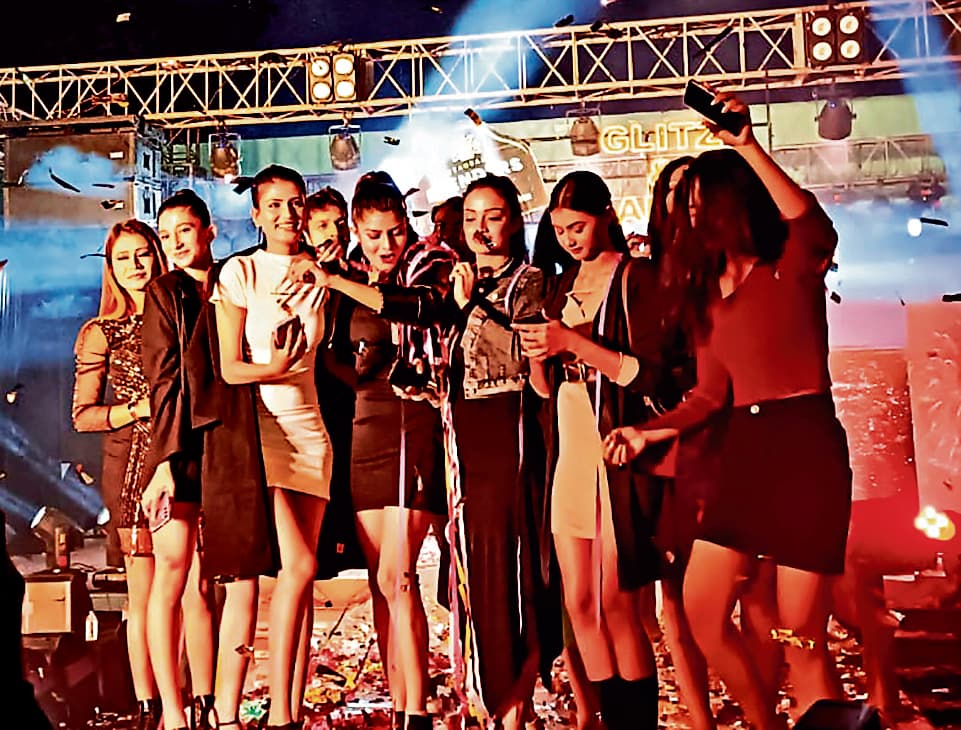 Rourkela News: जीरो नाइट सेलिब्रेशन में तेज संगीत पर थिरकते रहे युवा, देर रात तक मना जश्न