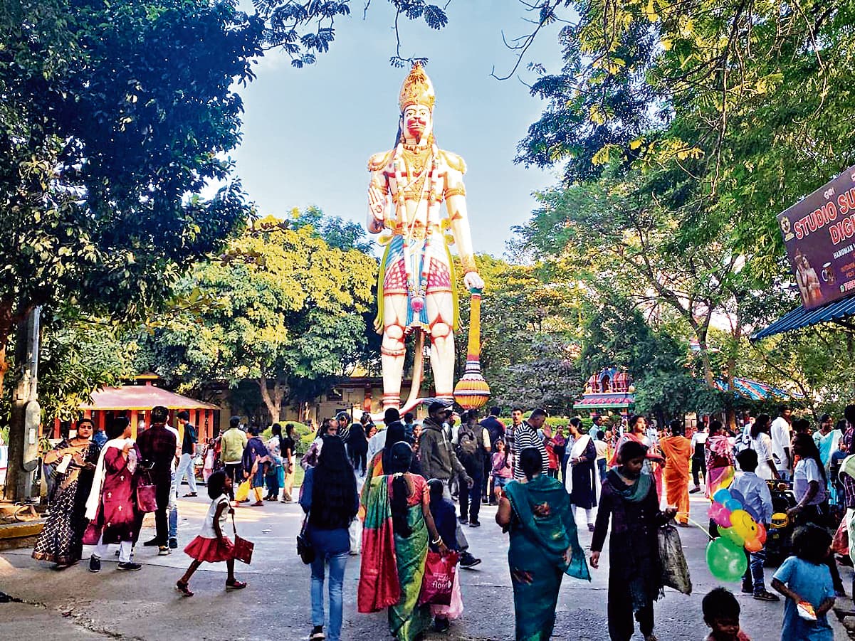 Rourkela News: पूजा-पाठ से नववर्ष के पहले दिन की हुई शुरुआत, मंदिरों में उमड़े श्रद्धालु