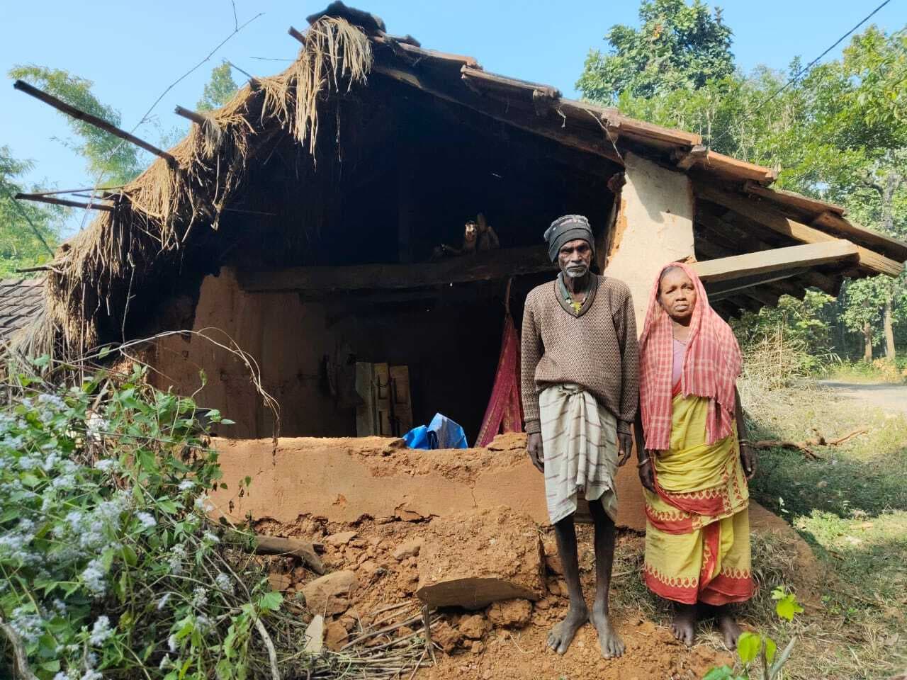 East Singhbhum : गुड़ाबांदा में हाथियों ने घर तोड़ा, दंपती ने भागकर बचायी जान
