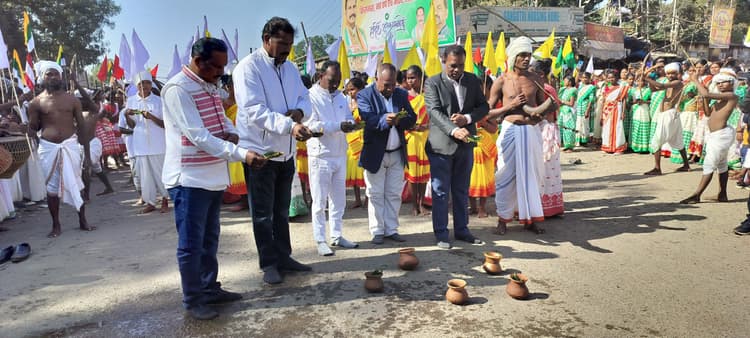 Chaibasa News : शहीदों को चिह्नित कर आश्रितों को सम्मानित करे राज्य सरकार