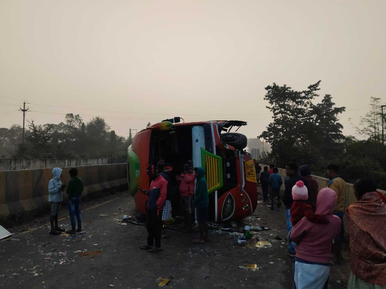 East Singhbhum : पश्चिम बंगाल से नेतरहाट जा रही बस डिवाइडर से टकराकर पलटी, 16 पर्यटक घायल
