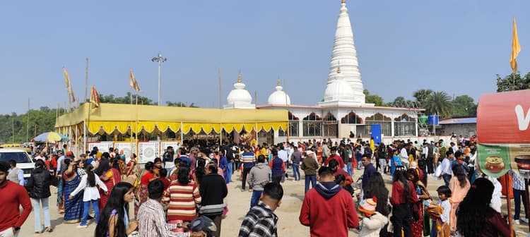 East Singhbhum : नववर्ष पर वैष्णो देवी धाम मंदिर में लगी भीड़, धार्मिक अनुष्ठान आयोजित, बंटा भोग