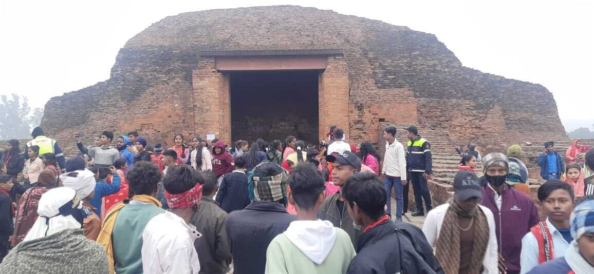 Bhagalpur news नये साल का जश्न मनाने हजारों लोग पहुंचे विक्रमशिला
