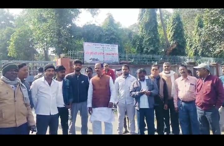 Bokaro News : वार्ता के लिए बुला कर नहीं आये अधिकारी, यूनियन ने की नारेबाजी