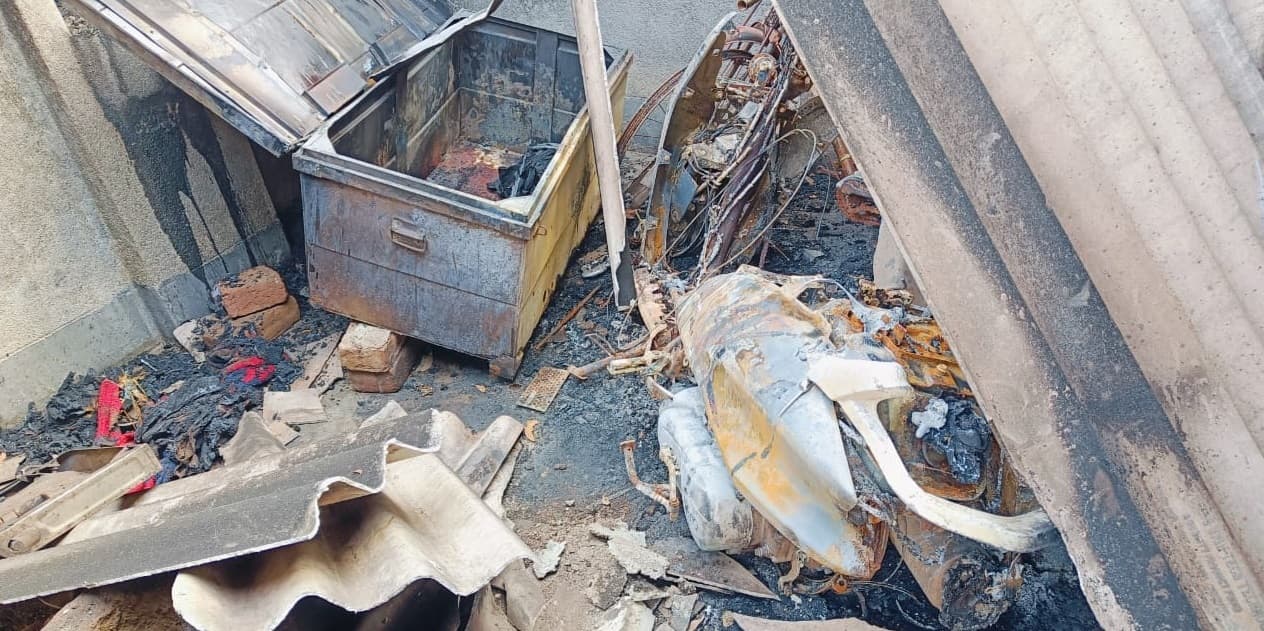 Bokaro News : पेट्रोल छिड़क महिला के घर में लगायी आग, 1.25 लाख रुपये की संपत्ति जली