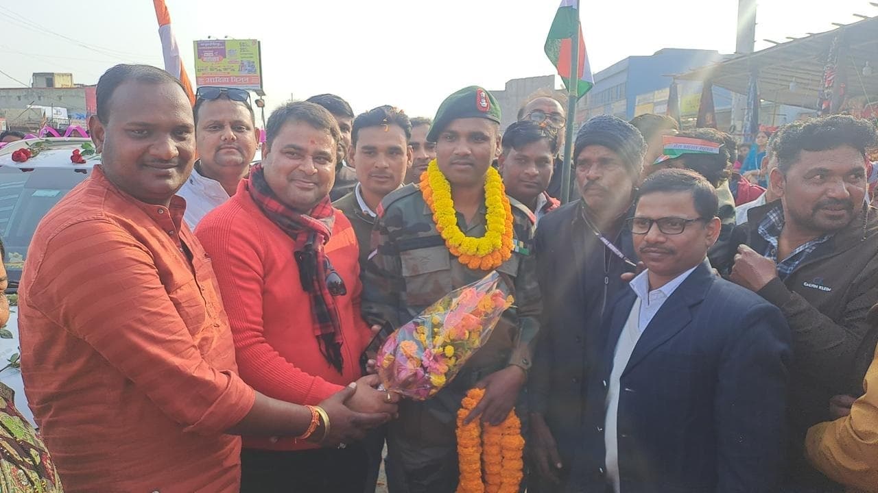 Bokaro News : आर्मी से रिटायर होने पर लोगों ने किया स्वागत