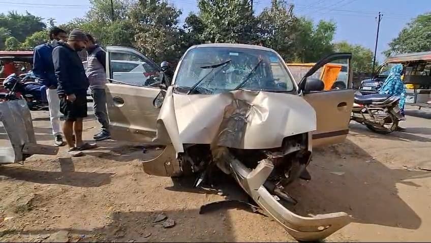 Dhanbad news: बिजली के पोल से टकरायी कार, तीन घायल
