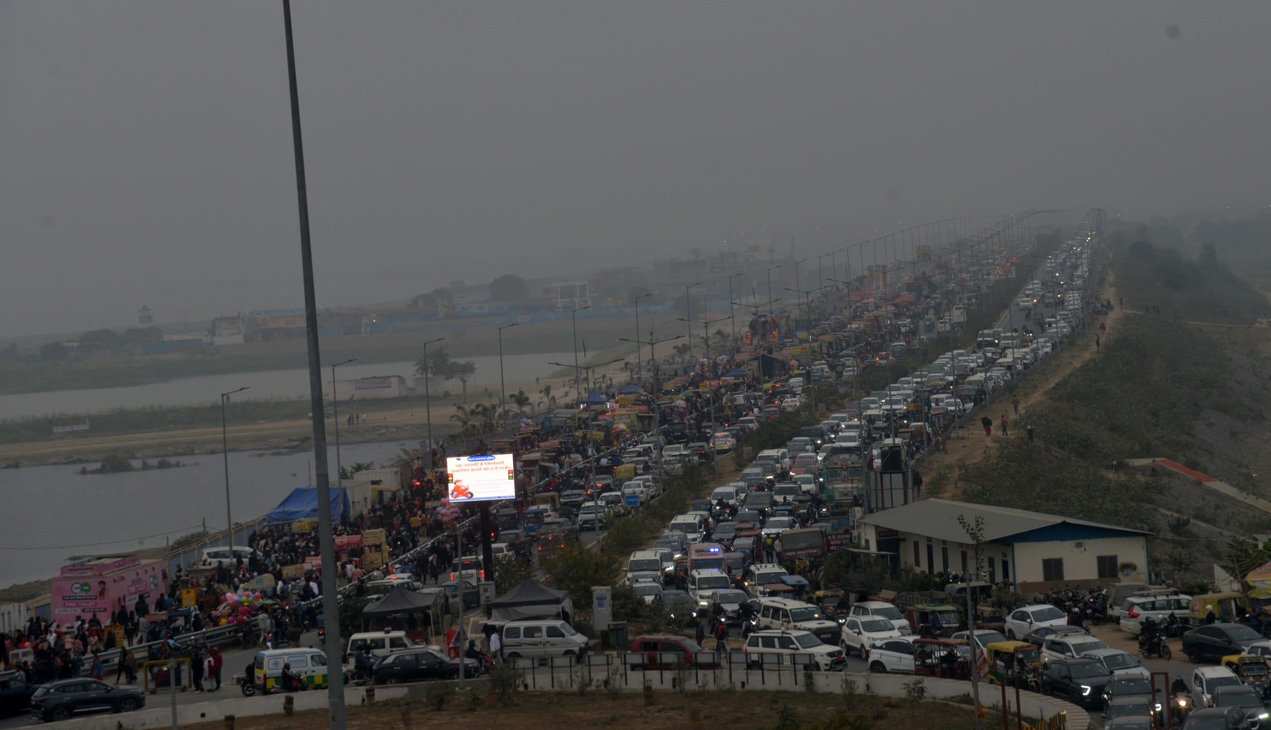 Patna News : गंगापथ पर जाम, पार्किंग हुई फुल तो सड़क पर लगीं गाड़ियां