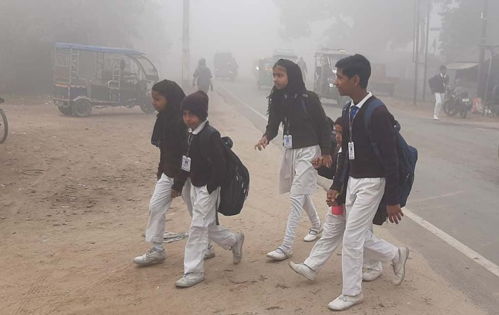 सर्दी में ठिठुर रही जिंदगी, सार्वजनिक स्थलों पर महसूस की जा रही अलाव की जरूरत