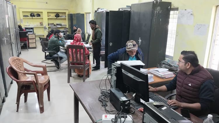 खबर का असर,  प्रखंड कार्यालय में समय पूर्व सभी कर्मचारी उपस्थित